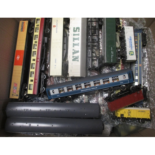 425 - Unboxed accumulation of OO/HO gauge mainly Hornby, Fleishcmann and Marklin in mixed condition with c... 