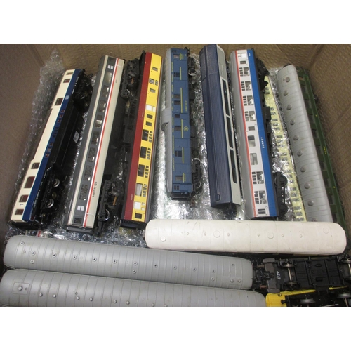 425 - Unboxed accumulation of OO/HO gauge mainly Hornby, Fleishcmann and Marklin in mixed condition with c... 