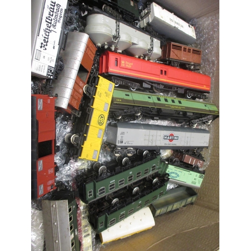 425 - Unboxed accumulation of OO/HO gauge mainly Hornby, Fleishcmann and Marklin in mixed condition with c... 