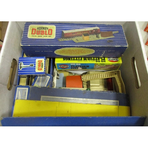 454 - Mixed collection including boxed Hornby locomotives (3), goods wagons (5), Lima locomotives (2), coa... 