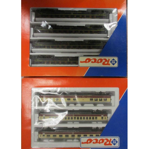 585 - Roco. Range of HO coach and power unit sets, excellent in excellent boxes, with twin set No.43033, 3... 