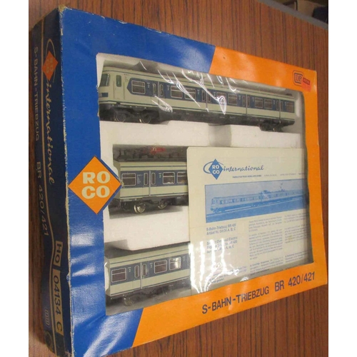 585 - Roco. Range of HO coach and power unit sets, excellent in excellent boxes, with twin set No.43033, 3... 