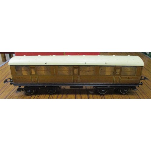 367 - Hornby. O Gauge LNER teak No 2 Corridor Coaches with 186 first/third (2) and 4204 brake/composite go... 