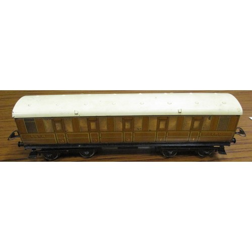 367 - Hornby. O Gauge LNER teak No 2 Corridor Coaches with 186 first/third (2) and 4204 brake/composite go... 