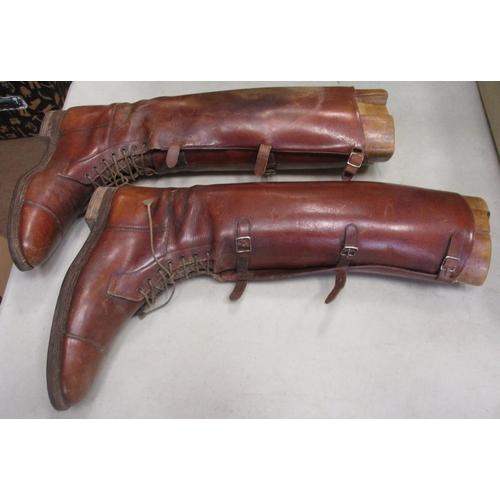 80 - British officer's cavalry boots, 1 pair in black, 1 pair in brown, approx size 8/9, 3 buckle fastene... 