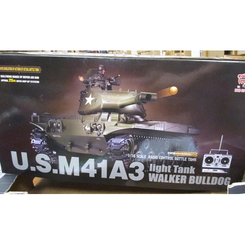 242 - Range of generally good boxed 1/16 Scale R/C tanks with Battle Tank U.S. M41A3 Walker Bulldog No. BB... 