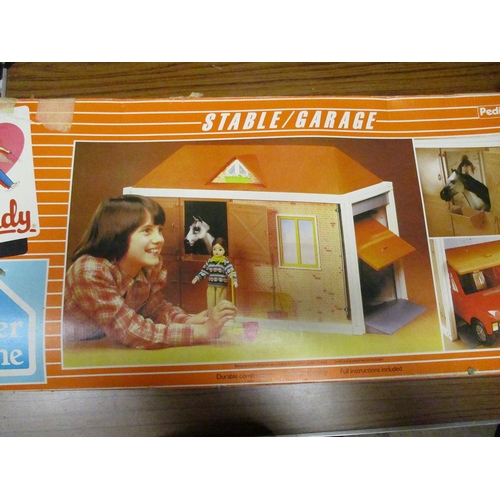 245 - Collection of boxed Sindy Pedigree items including stable/garage, bedroom extension, swimming pool, ... 