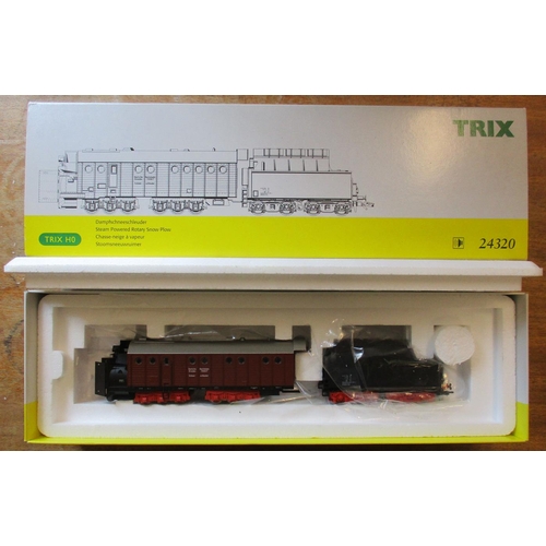 599 - Trix. HO gauge 24320 'Steam Powered Rotary Snow Plow' No.700617 black/brown and red locomotive with ... 