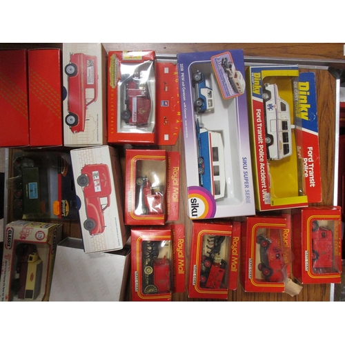 260 - Large accumulation in 8 boxes with diecast vehicles by Corgi, Dinky, Lledo and others, Airfix model ... 