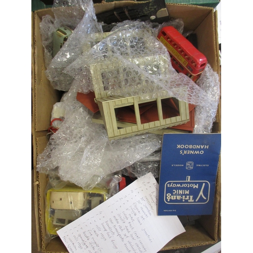 260 - Large accumulation in 8 boxes with diecast vehicles by Corgi, Dinky, Lledo and others, Airfix model ... 