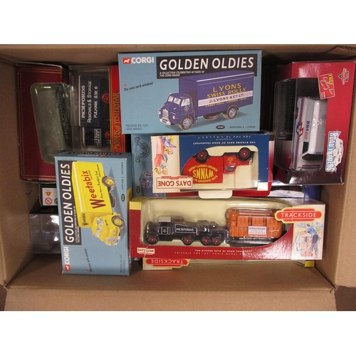 333 - Mixed collection with Corgi including Heavy Haulage, circus, Golden Oldies etc, Base Toys, EFE, Lled... 