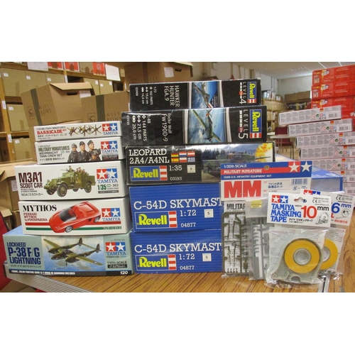 401 - Collection of unbuilt model kits, generally mint in excellent to mint boxes, with Airfix A00501, A00... 