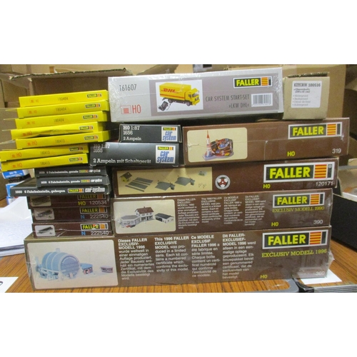 402 - Collection of unbuilt N gauge and HO gauge kits, generally mint in excellent to mint boxes, with set... 