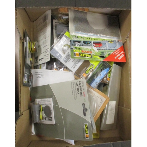 402 - Collection of unbuilt N gauge and HO gauge kits, generally mint in excellent to mint boxes, with set... 