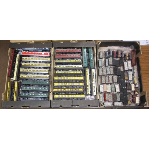 423 - Collection of unboxed OO gauge coaches and wagons, generally good to near excellent, also includes a... 