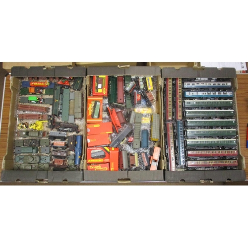 423 - Collection of unboxed OO gauge coaches and wagons, generally good to near excellent, also includes a... 