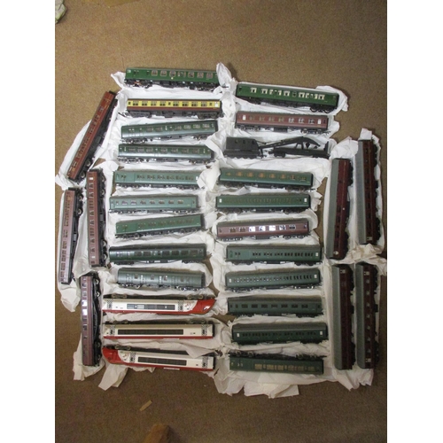 425 - Range of unboxed OO gauge Bachmann, Hornby, etc coaches and wagons, generally excellent. Qty 167+ (3... 