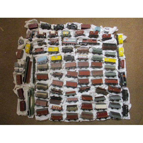 425 - Range of unboxed OO gauge Bachmann, Hornby, etc coaches and wagons, generally excellent. Qty 167+ (3... 