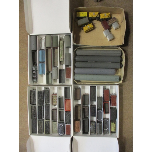 433 - Range of unboxed OO gauge Bachmann, Hornby, Wrenn, etc coaches and wagons, generally very good to ex... 