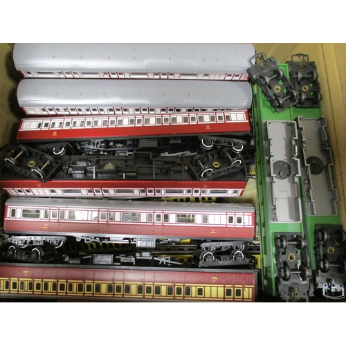 437 - Mixed OO gauge collection including unboxed carriages (30), wagons (70), locos (3) approx, model rai... 