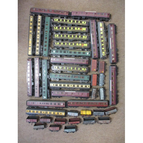 454 - Range of unboxed OO gauge Bachmann, Hornby, Wrenn, etc locomotives, coaches and wagons, generally ve... 