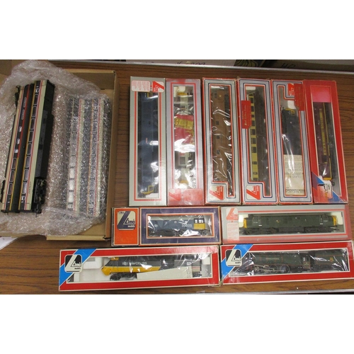 572 - Lima. Collection of OO gauge steam, diesel and electric locomotives (21) and range of coaches (11), ... 