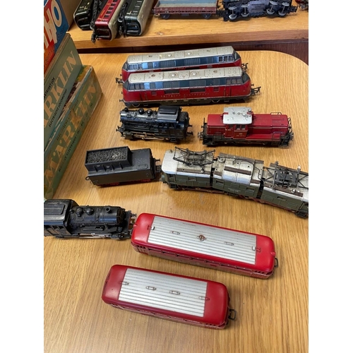 577 - OO Gauge collection including boxed locomotives with electric No 3014 some damage, E41024 No 3034, 1... 