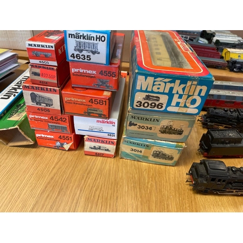 577 - OO Gauge collection including boxed locomotives with electric No 3014 some damage, E41024 No 3034, 1... 