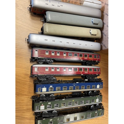 578 - Mostly unboxed OO gauge collection with boxed wagons (2), unboxed locomotives with 23014 2-6-2 (2), ... 