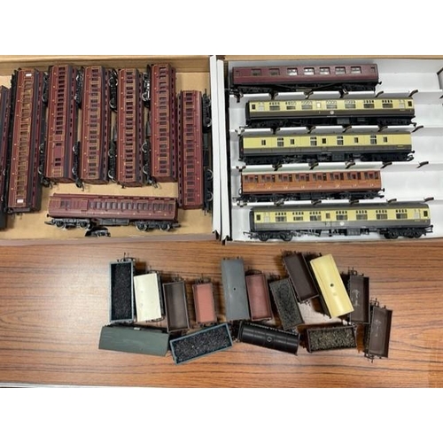 488 - Hornby. OO gauge boxed collection including coaches (22), wagons (6) unboxed locomotives (6), coache... 