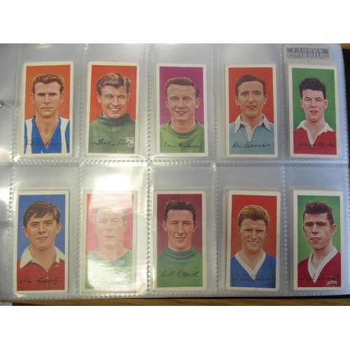 5 - Coln in mixed condition in 29 albums and loose incl Barrats 1960 Famous Footballers (48), Brooke Bon... 