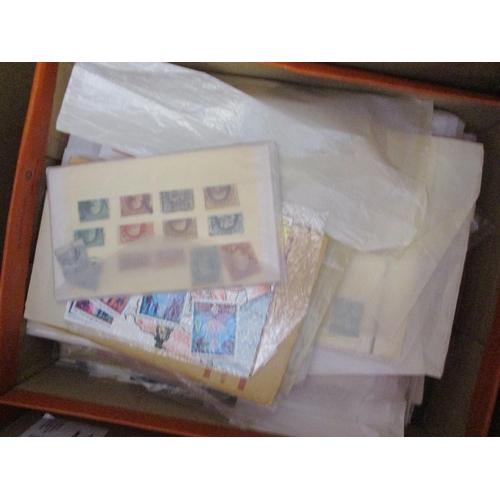 97 - World Misc coln on loose sheets and incl folder with small qty of world nations in Alphabetical pouc... 