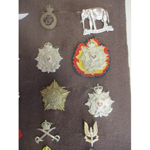 134 - Collection of metal cap badges mounted on a board within a glass frame including Para Regt (3), Bord... 