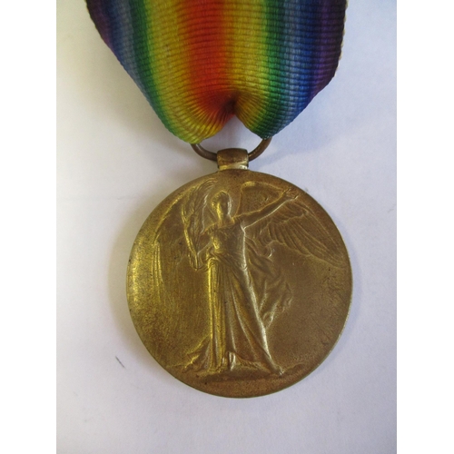 18 - WW1 range with:
1. BWM and Victory Medal to 8569 Pte E. Brinsdon Worc R. about very fine. 
2. BWM an... 