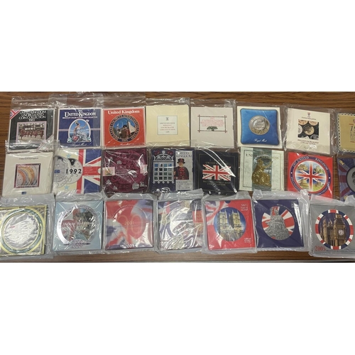 469 - Royal Mint uncirculated year packs 1983 to 2005 plus a range of booklets and magazines. Qty 23 packs... 