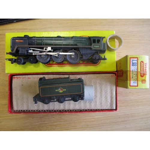 558 - Triang. TT Gauge collection with boxed BR green 7000 Britannia 4-6-2 Nos T97/98, BR black 6157 2-6-2... 