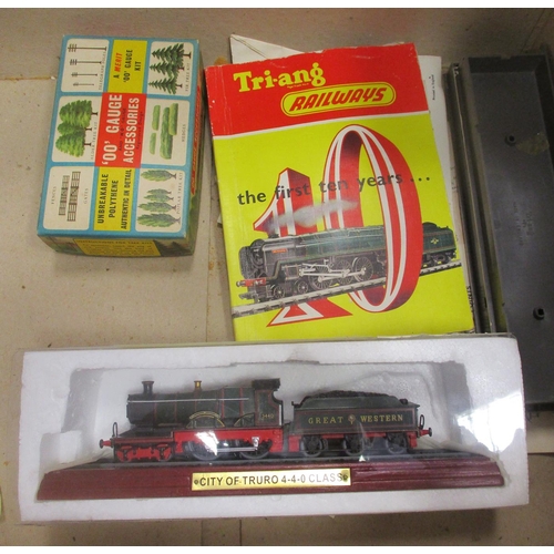 558 - Triang. TT Gauge collection with boxed BR green 7000 Britannia 4-6-2 Nos T97/98, BR black 6157 2-6-2... 