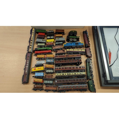 568 - OO Gauge collection featuring boxed locomotives CoCo Class EM2 electric locomotive R.351, Tri-Ang Di... 