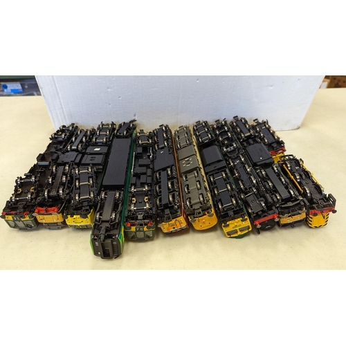 572 - Collection of unboxed DCC fitted locomotives, generally excellent with Hornby EWS Alexander Fleming,... 