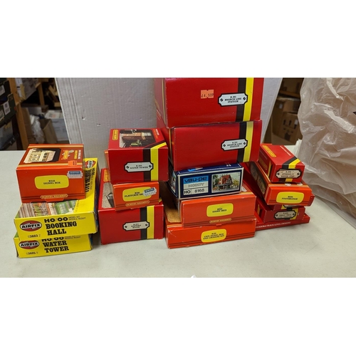 587 - Collection of boxed Trains and model railway accessories, generally good to excellent in good to exc... 