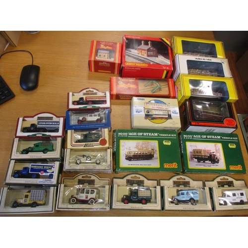 594 - Collection of unboxed OO gauge coaches and wagons in mixed condition, plus boxed buildings and vario... 