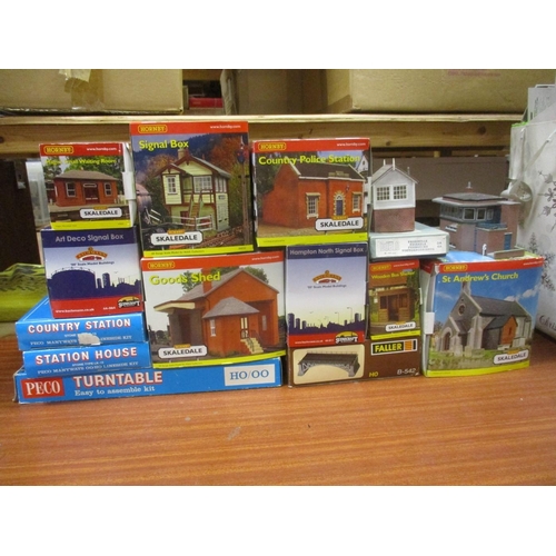 598 - Range of Bachmann and Hornby OO gauge buildings and accessories, generally mint in very good to near... 