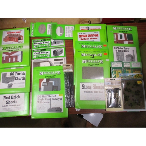 598 - Range of Bachmann and Hornby OO gauge buildings and accessories, generally mint in very good to near... 