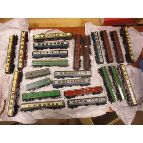 602 - Collection of OO gauge unboxed coaches (63) and wagons (40) in mixed condition, plus range of empty ... 