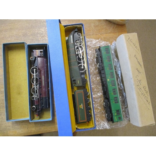 635 - Hornby Dublo. Range of majority Hornby Dublo OO gauge locomotives, coaches, wagons and station platf... 