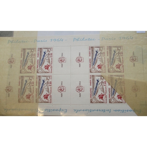 229 - France. 1945-1969 mint coln in one album, substantially complete incl 1947 and 1949 airs vals to 100... 