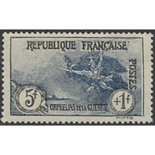 220 - France. Very large early to modern M/U coln contained in over 60 albums, plus on many loose album le... 