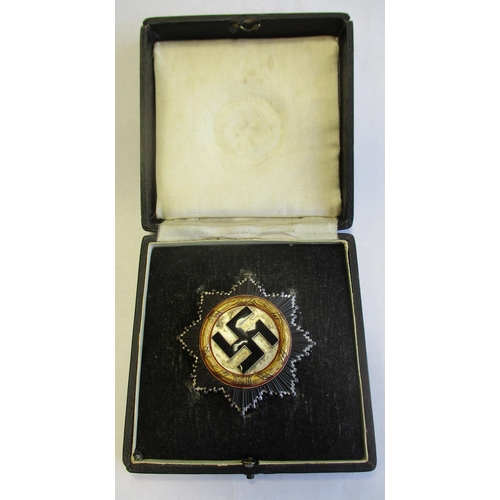 93 - Third Reich. German Cross in Gold in box of issue, 4 rivet construction, light version, weighs 45.7g... 