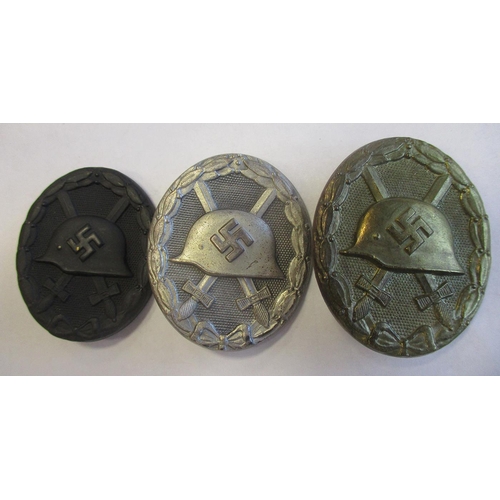 100 - Third Reich. Wound badges with Wound Badge in Gold, numbered L/14 to reverse, in Silver numbered 13 ... 