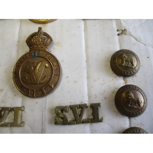 112 - Singapore badge and button range including Singapore Volunteer Corps cap badges (KC) (2), shoulder t... 